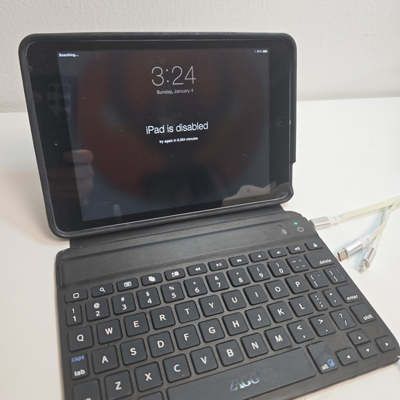 iPad mini A1454 16GB Wi-Fi + Cellular — Disabled For Parts or Repair
